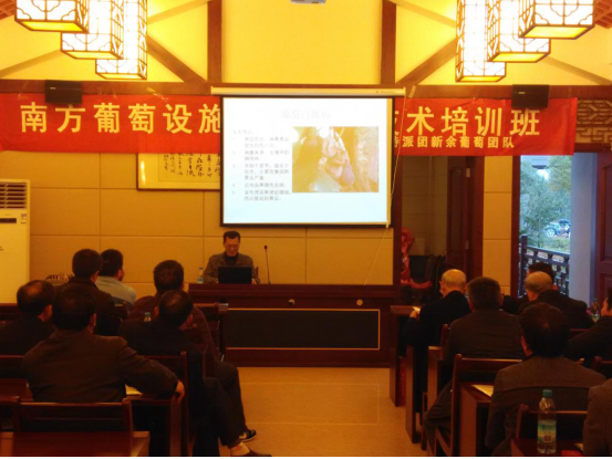 江西农业大学理永利集团88304官网涂海华副教授在为学员们授课